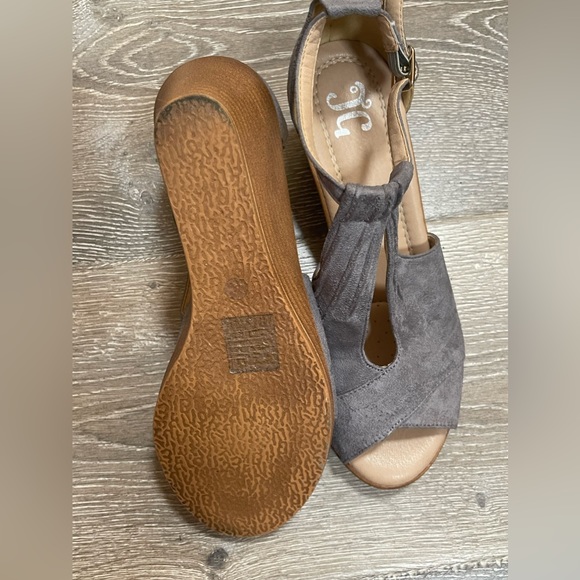 JG Journee Wedge Heal Gray Suede-like material size 6.5 Shoes - Picture 4 of 4